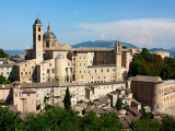Urbino převyšuje svou krásou slavnější italská města
