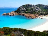 Sardinie fascinuje plážemi, nuragy i sloní skálou