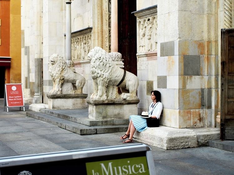 Modena, lvi před dómem