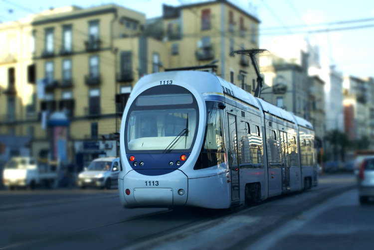 Neapol si můžete prohlédnou i z kabiny moderní tramvaje