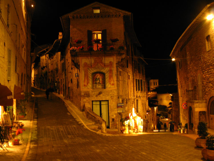 Assisi v noci, Umbria, Itálie